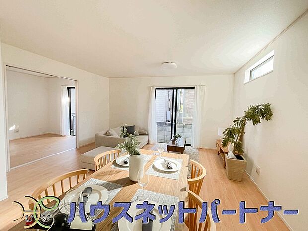 キッチンカウンターがあると配膳が楽なことがメリットの一つ。後片付けをするときも、ダイニングテーブルからあまり動かずに流し台へ運ぶことができるので便利です♪