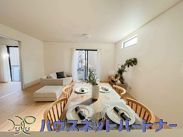 個性豊かな造作のテーブルが設置しております。とてもお洒落なダイニングが完成しております。