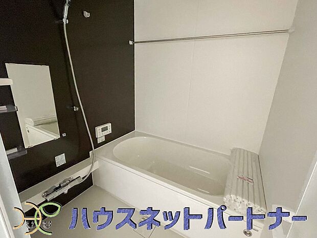 明るい作りの浴室は心も体もリフレッシュさせてくれます。窓もあるので湿気を外へ逃がすことも出来ます。