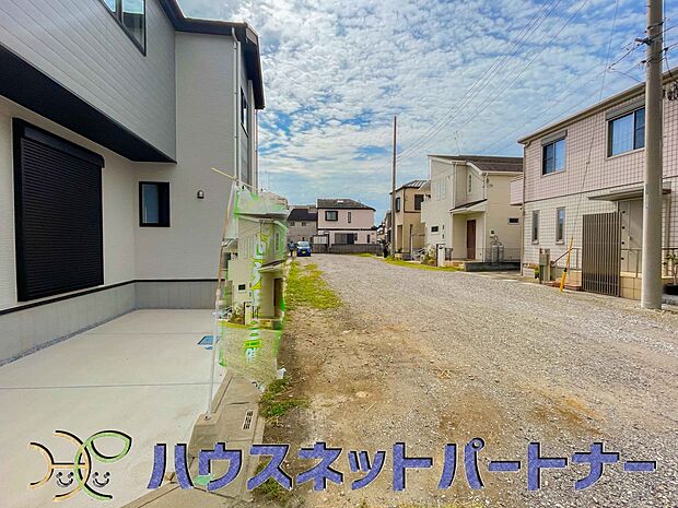 前面道路でお車を駐車するのも楽々。