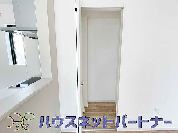 パントリー（食料庫）常温保存できるパン、お米、調味料、缶詰など、日常的に使うものや未開封の食品の収納にぴったり。棚にものを並べて収納すれば、何が足りないのかひと目で確認できます。