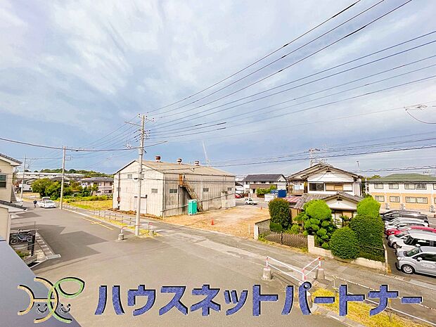 周辺は高い建物が無く、解放感が感じられます。