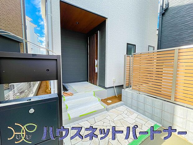 玄関前に季節のお花を置いて可愛く演出してみてはいかがですか。楽しいお家造りが待っています。