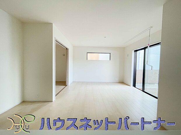 通風・採光に優れ、心地よい光と風が溢れています。 贅沢で豊かな居住性と、プライドを満たすクオリティが見事に調和した住空間。新築ならではの快適なひとときをご体感頂ける筈です。