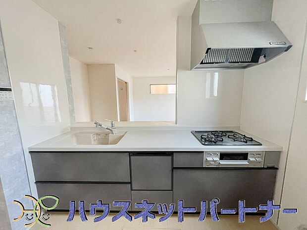 ビルトイン食器洗乾燥機完備。家事のお手伝いをしてくれる奥様の味方です。食器を洗っている間にお掃除など、様々なシーンで家事の時短に役立つ食洗機。省スペースのビルトインタイプを採用致しました。