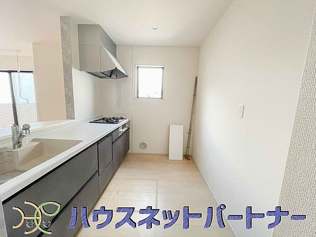 人工大理石のワークトップやシンクは、水を流しただけできれいになったように見えます。白いキッチンは明るく清潔感があり、とっても素敵です。