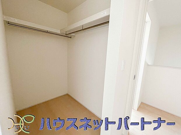 たくさんの洋服をかけてもシワになりにくいウォークインクローゼット。