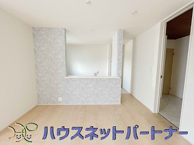 お料理できたらカウンターから手渡しができます。家族で会話をしながらお料理を楽しく。