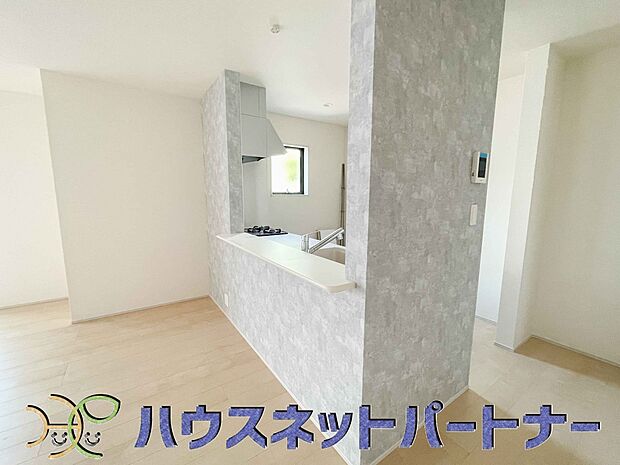 明るく開放的なオープンキッチン。家族とのコミュニケーションが取りやすく、みんなの笑顔が溢れます。