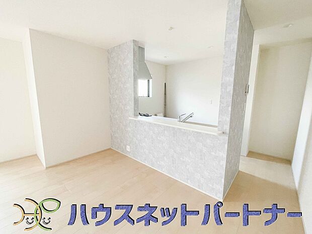 忙しい朝でも家族揃って食事をして頂ける、ゆとりある大きさのダイニングスペース。奥様の手料理をカウンター越しに受けとって頂き、テーブルで囲む素敵な時間を存分にお愉しみ下さい。