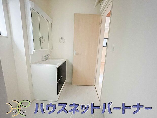 毎日使う洗濯機。しっかりと奥行きのある置き場が確保されています。