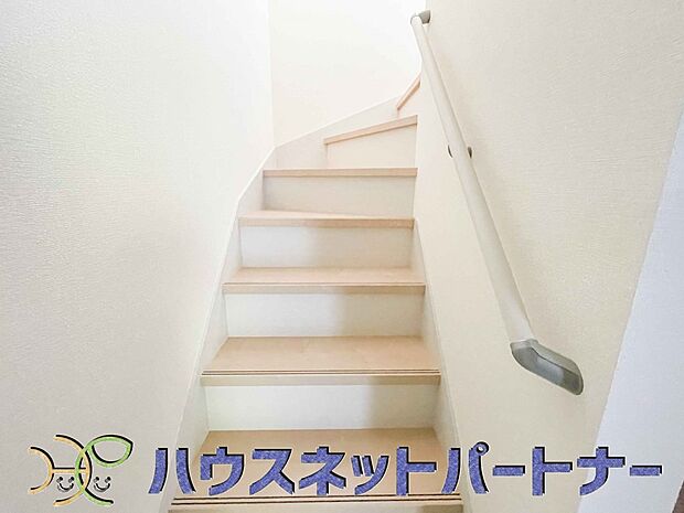 手すりがないと階段の昇り降りで危険なことはもちろん、壁に手をつきながら歩くことで壁紙が汚れやすくなります。すべての方に安心して昇り降りしていただくため、手すりを設置しました。