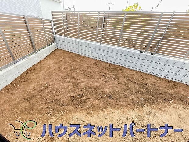 一戸建ての醍醐味は、何といっても庭があること。花や野菜を育てたり、子供と遊んだり、お客様を迎えたり…。大切なペットと過ごす心地良いスペースにもなりますね。