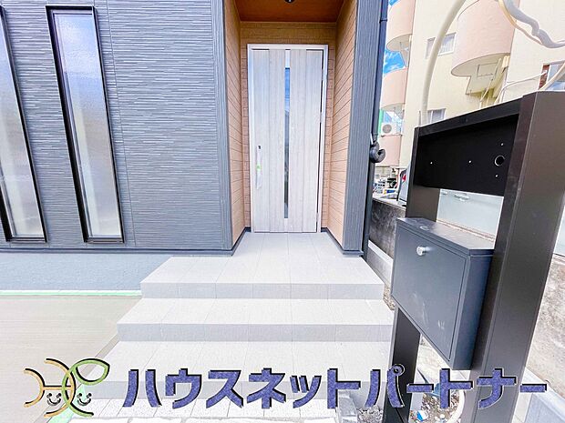 お客様も迎える玄関は高級感のある造りです。