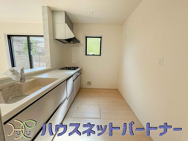 カウンターキッチンは広くて収納力もあるので、快適に料理をすることができます。食器や炊事用具を手の届くところに配置しやすいため調理もスピーディーです。