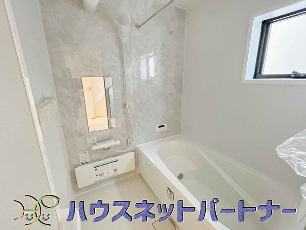 明るい作りの浴室は心も体もリフレッシュさせてくれます。窓もあるので湿気を外へ逃がすことも出来ます。