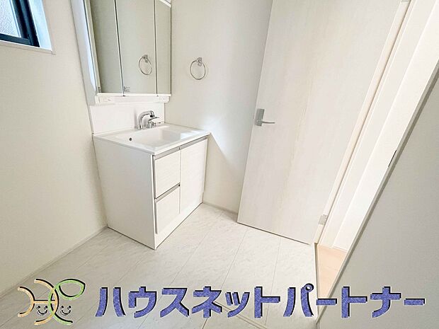 大きく見やすい三面鏡で清潔感ある洗面台は、身だしなみチェックや肌のお手入れに最適です。何かと物が増える場所だからこそ、スッキリと見映えの良い空間に拵えました。