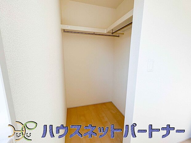 ウォークインクローゼットのメリットは、衣類の他、バッグやアクセサリーなど、身につけるものを一部屋に集めて管理できること。必要なときに見つけやすいです。