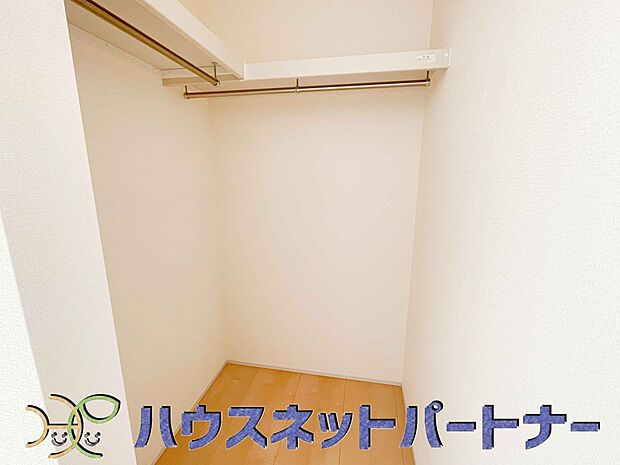 たくさんの洋服をかけてもシワになりにくいウォークインクローゼット。