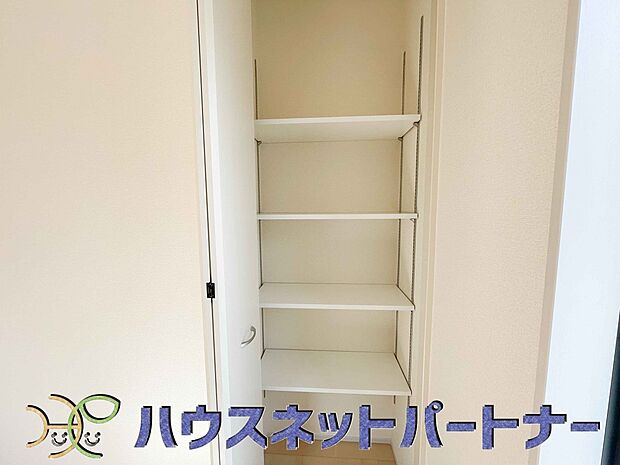 物の高さや大きさにより自由に高さを調整できる可動棚。入れたいものに合わせてアレンジできるので収納場所が自然と定まり、整理整頓も楽々行えます。