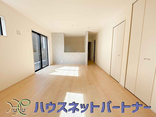 リビングは、食事スペースと寛げる場所設けてもまだ余裕の広さ。明るい光が照らしてくれます。