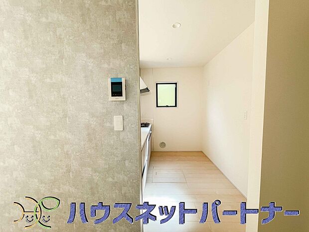 明るい自然光が入る作業スペースを多くとったキッチン採用。夫婦揃ってキッチンに立っても調理がしやすく、家事をしながら会話も弾みます。食器類もすっきりと片付く収納力。