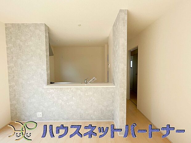 忙しい朝でも家族揃って食事をして頂ける、ゆとりある大きさのダイニングスペース。奥様の手料理をカウンター越しに受けとって頂き、テーブルで囲む素敵な時間を存分にお愉しみ下さい。