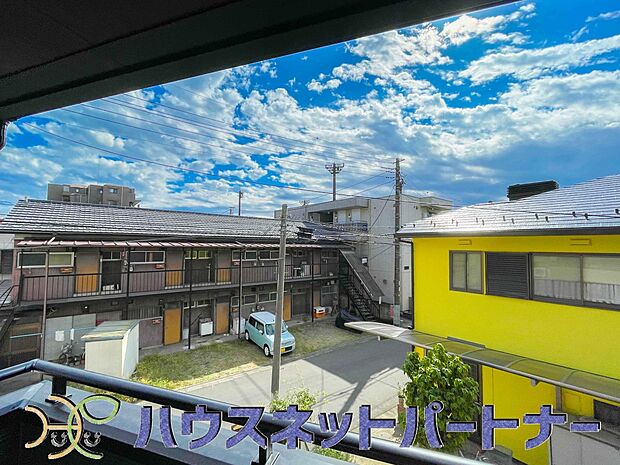 周辺は高い建物が無く、解放感が感じられます。