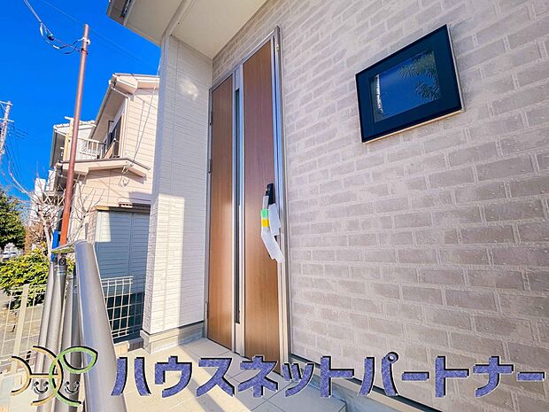 玄関前に季節のお花を置いて可愛く演出してみてはいかがですか。楽しいお家造りが待っています。