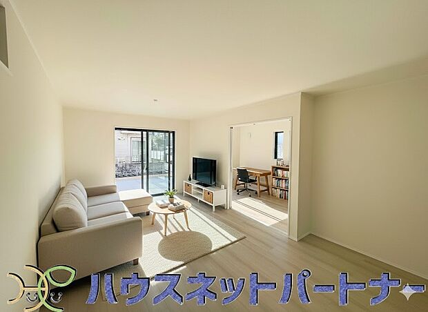 通風・採光に優れ、心地よい光と風が溢れています。 贅沢で豊かな居住性と、プライドを満たすクオリティが見事に調和した住空間。新築ならではの快適なひとときをご体感頂ける筈です。