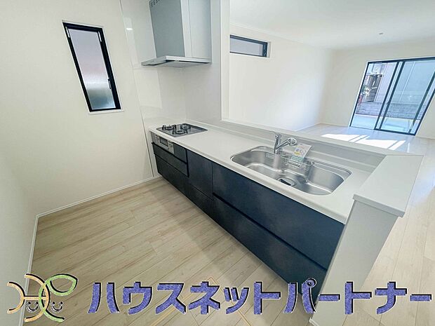 カウンターキッチンは広くて収納力もあるので、快適に料理をすることができます。食器や炊事用具を手の届くところに配置しやすいため調理もスピーディーです。