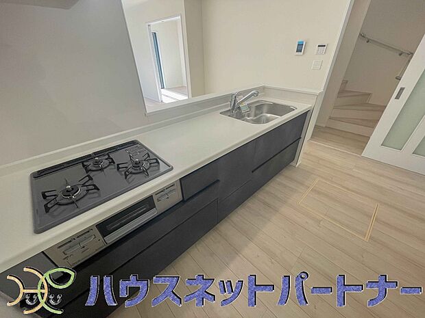三口コンロで料理の幅を拡げてくれる使いやすいシステムキッチンを採用。洗い場も大きいので野菜や食器を洗ったりする際にも捗り、奥様の強い味方となってくれるはずです。