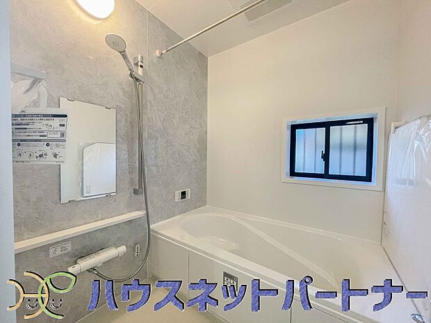 明るい作りの浴室は心も体もリフレッシュさせてくれます。窓もあるので湿気を外へ逃がすことも出来ます。