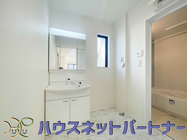 明るい清潔感のある洗面所は、鏡も大きくシンクが広々。朝の支度も楽にこなせます。