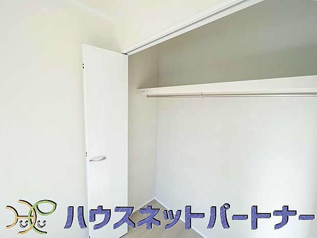 壁面クローゼットのメリットは、衣類が横一列に並ぶためひと目で洋服が選びやすいこと。衣類をたくさんお持ちの方も、限られたスペース内に無理なく収納することができます。