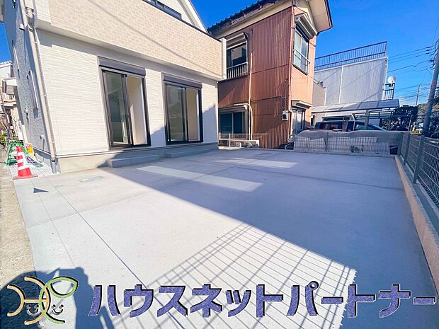 通勤や家族の送迎など、毎日の生活にマイカーが欠かせない方にとって駐車場は大事な条件。敷地内にカースペースがあれば、お出かけやお買い物の際の搬入出もらくらくです。