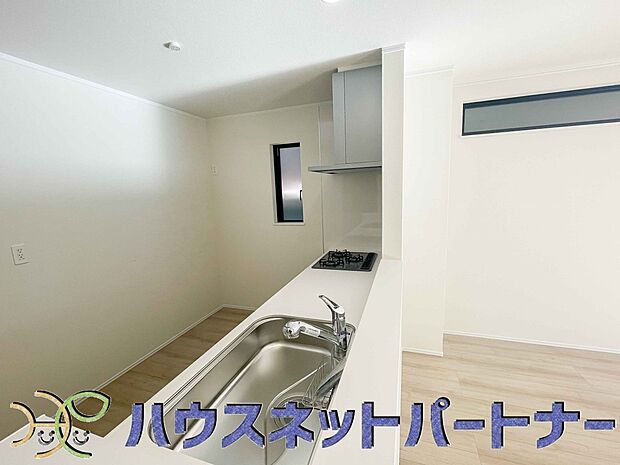 明るく開放的なオープンキッチン。家族とのコミュニケーションが取りやすく、みんなの笑顔が溢れます。