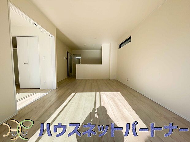 リビングは、食事スペースと寛げる場所設けてもまだ余裕の広さ。明るい光が照らしてくれます。