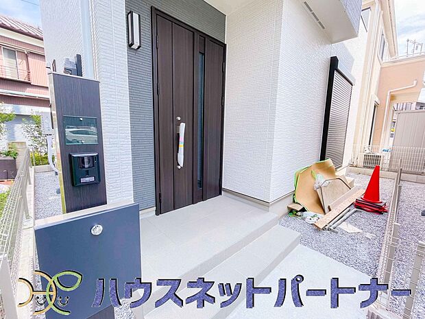 お客様も迎える玄関は高級感のある造りです。