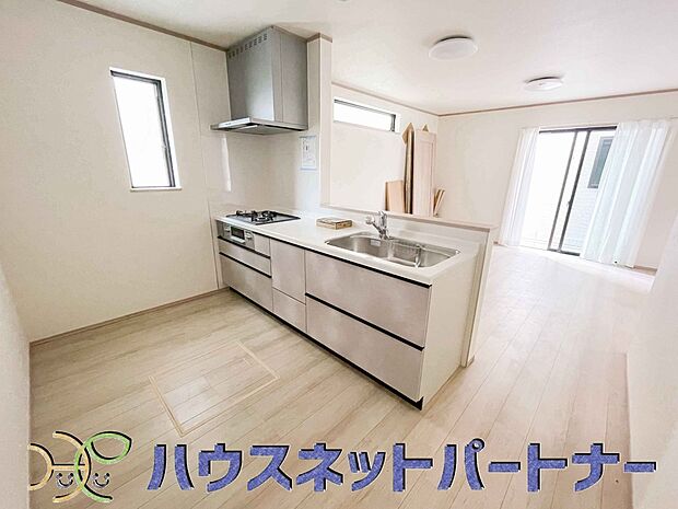 家族の様子を見ながらキッチンでお料理。一日の出来事を会話しながらの家事は嬉しいコミュニケーション。