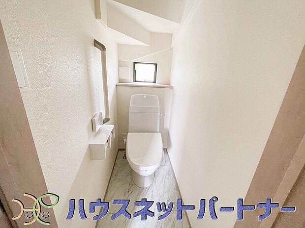 小窓を設置する事により明るく、通気性の良いトイレとなっております。中はゆとりのある大きさを確保しておりますので、ゆったりとお使い頂けます。 