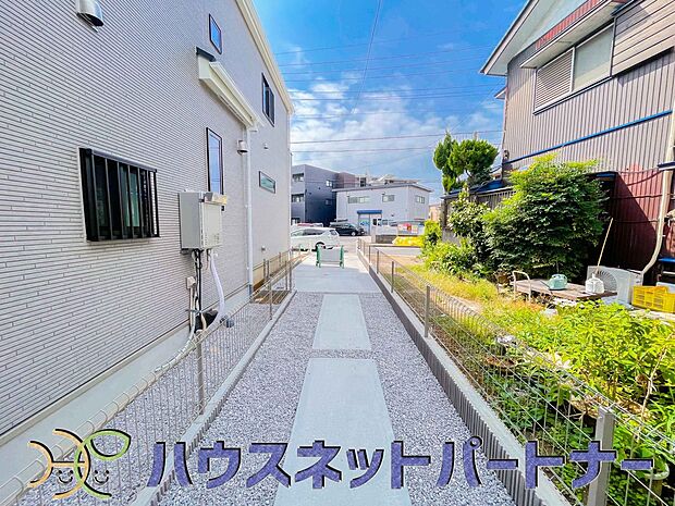 前面道路の日当たりの良い明るいお家。