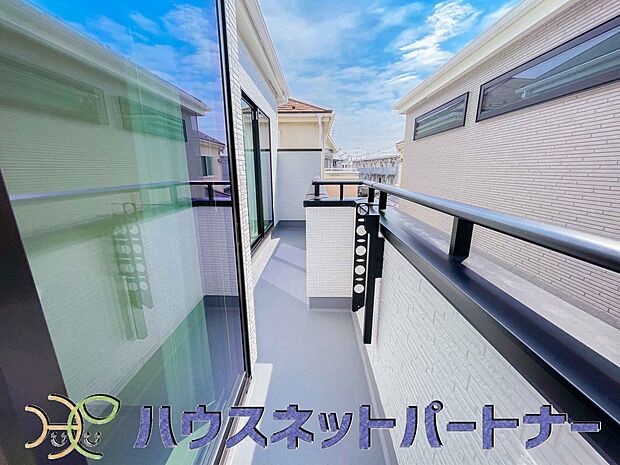 バルコニーから差し込む陽光・通風は、住環境・快適性と共に有り続ける貴重な「財産」です。この新築戸建に住まう事で手に入れるものは、きっと日常にとっても貴重な存在となるはずです。