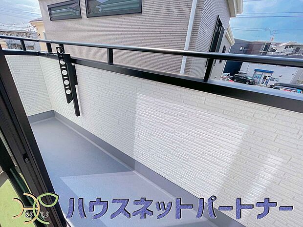 青い空が近くに感じるバルコニーは、爽やかな風をお部屋へ運んでくれます。