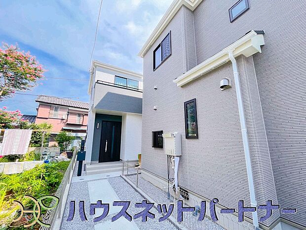 駐車場がある戸建を持つ最大のメリットは、駐車場代金を支払い続ける必要がないことです。賃貸住宅に住んでいる方が、戸建の購入を考えるきっかけに挙げることが多いようです。