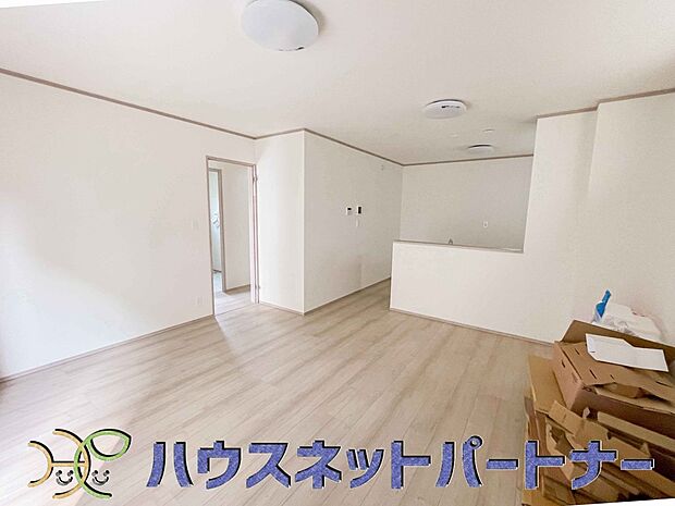 忙しい朝でも家族揃って食事をして頂ける、ゆとりある大きさのダイニングスペース。奥様の手料理をカウンター越しに受けとって頂き、テーブルで囲む素敵な時間を存分にお愉しみ下さい。