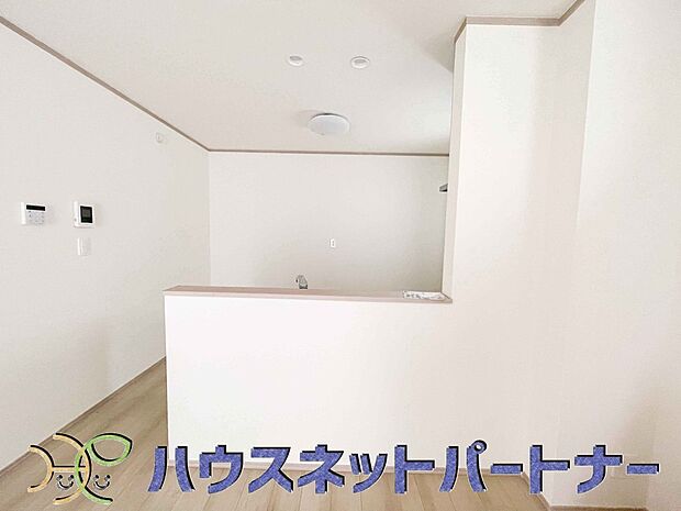 キッチンカウンターがあると配膳が楽なことがメリットの一つ。後片付けをするときも、ダイニングテーブルからあまり動かずに流し台へ運ぶことができるので便利です♪