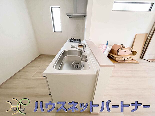 キッチン吊戸棚を無くす事によって、コミュニケーションを重視した設計に致しました。区画によって変わる一体感を、実際にご覧になって頂けましたらと思います。