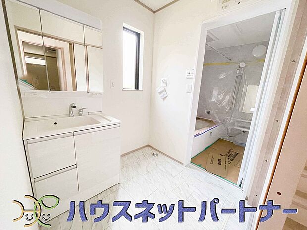 洗面室のある脱衣所は広々。脱いだお洋服をそのままお洗濯。