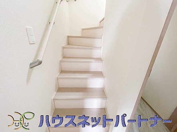 手すりがないと階段の昇り降りで危険なことはもちろん、壁に手をつきながら歩くことで壁紙が汚れやすくなります。すべての方に安心して昇り降りしていただくため、手すりを設置しました。